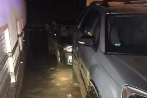 In Katzenbach hatten die Wassermassen Sonntagnacht zwei Autos aufeinander geschoben. Foto: Feuerwehr/FREI