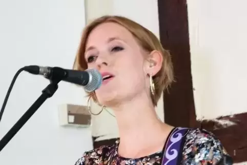 Transportiert Gefühle, in den Texten, mit ihrer Stimme, mit ihrem Instrument: Johna – alias Singer und Songwriterin Nadine Kräme
