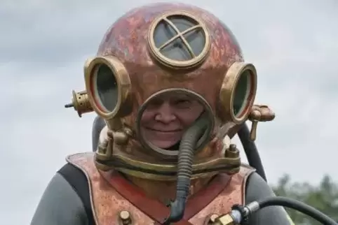Franz Rothbrust mit einem historischen Tauchhelm.  Foto: Rothbrust/frei