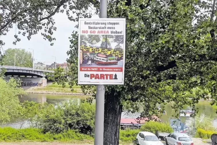 Schöne Umgebung: Wahlplakat der Satire-Partei „Die Partei“ einen Steinwurf entfernt von der Kurpfalzbrücke.