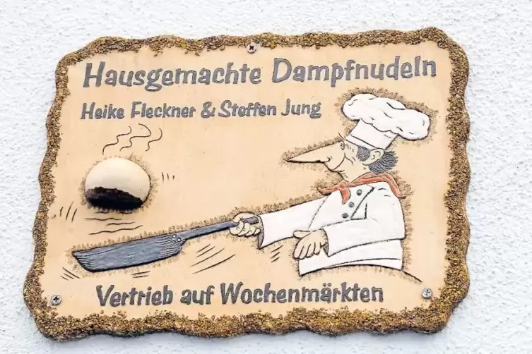Werbeschild der Dampfnudelbr&auml;terei.