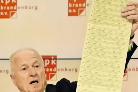 Präsentiert den fast ein Meter langen Stimmzettel für die Europawahl: der Landeswahlleiter von Brandenburg Bruno Küpper.