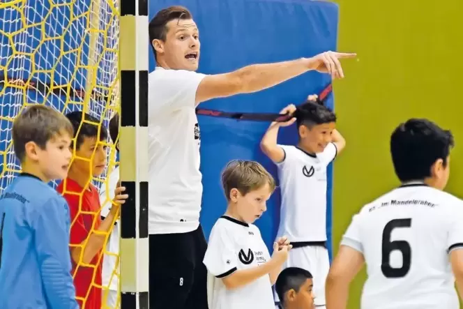Dominik Lisson trainiert zweimal pro Woche mit den kleinen Mutterstadter Fußballern. Dominik Lisson trainiert zweimal pro Woche mit den kleinen Mutterstadter Fußballern.