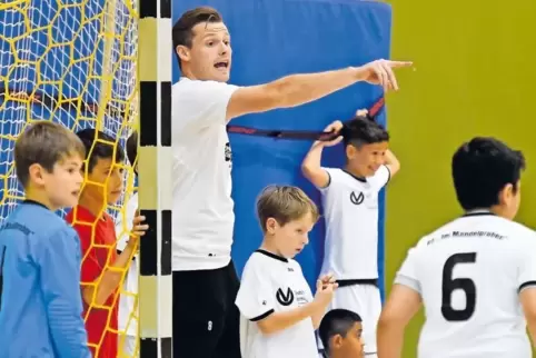 Dominik Lisson trainiert zweimal pro Woche mit den kleinen Mutterstadter Fußballern.