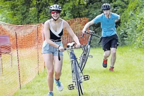 Janina Wolf (links) konnte am Ende wieder lächeln. Den Schifferstadter Triathlon hatte die Schülerin geschafft. Doch zwischendur