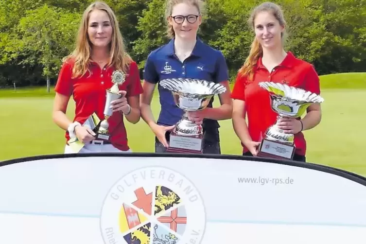 Drei Mädchen, drei Pokale: Die Hitscherhof-Golferinnen (von links) Sophie-Charlott Hempel, Maxime Holletschek und Katja Müller d