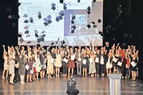 Ihren Abschluss haben diese Hochschul-Studenten in der Tasche.