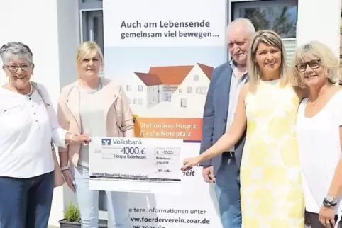 Edeltraud Leib, Katharina Weber und Ransweilers Ortsbürgermeister Karlheinz Sundheimer übergaben den 1000-Euro-Scheck an Zoar-Di