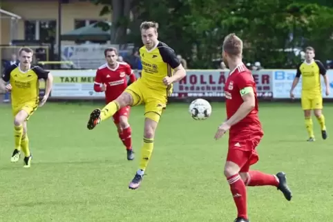 Müssen früher ran: die Dudenhofener (gelb), hier im Spiel gegen Alzey. ArchivFoto: Lenz