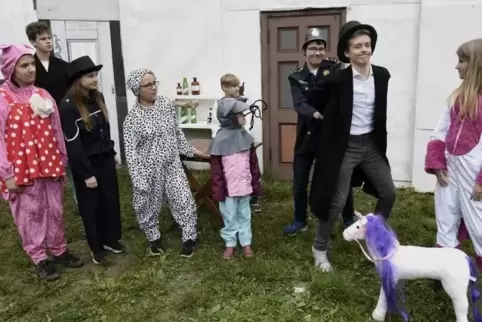 In Handschellen führt Polizist Daniel Krüger den Protagonisten Doktor Dolittle (Noah Fabian, zweiter von rechts) ab. Können sein