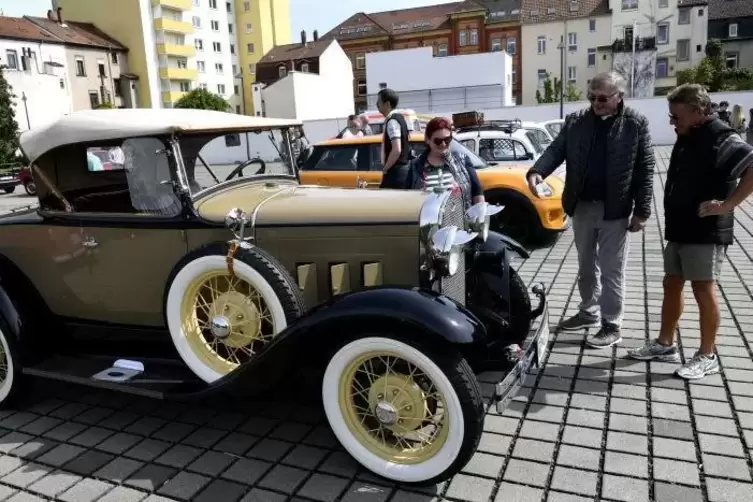 Ein Prunkstück des Treffs: dieser Ford A von 1931, bestaunt von den Besuchern Karin Kobel, Jürgen Becker und Klaus Thum. Foto: B
