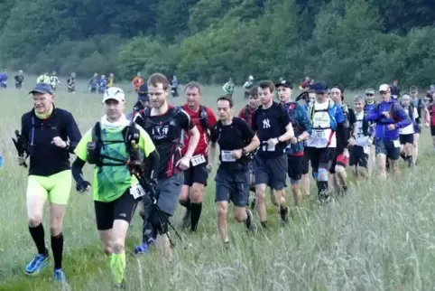 Das Feld noch dicht zusammen: Bild aus dem Vorjahr bei Kilometer eins. Archivfoto: Sayer