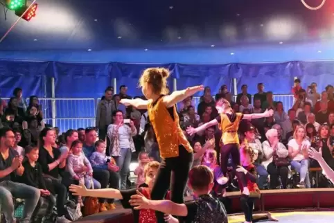 Von Akrobatik bis zur Feuershow: Eine Woche lang haben Landstuhler Grundschüler für den großen Tag trainiert.  Foto: Potdevin