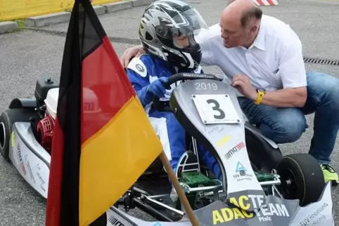 Wichtige Tipps: Trainer Helmut Müller spricht mit Alexander Schneider (MC Haßloch) vor dem Rennen. Foto: Linzmeier-Mehn