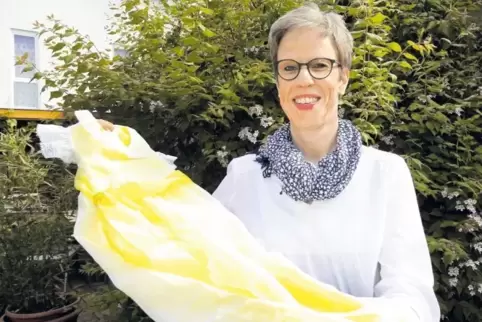 Bärbel Vicaris Taufkleid besteht aus einem gelben Unterkleid und weißem Taft, es wurde von ihrer Mama genäht.