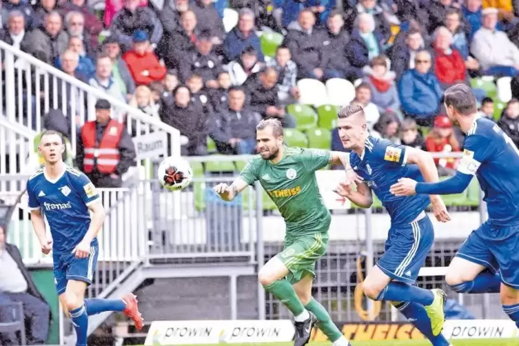 Im letzten Liga-Heimspiel der Saison besiegte der FC Homburg – hier Mittelstürmer Patrick Dulleck (grünes Trikot) – am 11. Mai i