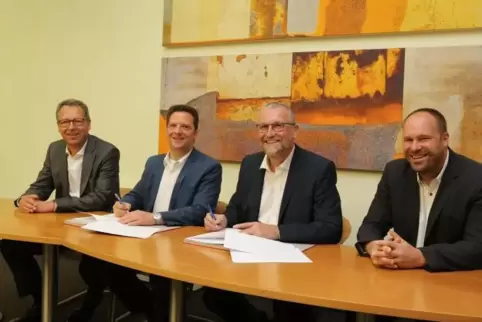 Grünstadts Bürgermeister Klaus Wagner, Bürgermeister der VG Leiningerland Frank Rüttger, Werke-Geschäftsführer Albert Monath und