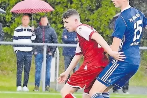 Machte ein gutes Spiel und traf zweimal: Kimi Merk (links), der Pirmasenser im FCK-Trikot. Rechts FKP-Verteidiger Moritz Schmitt
