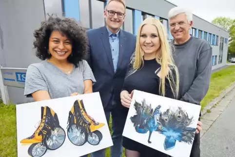 Paloma Wich (links) und Eva Tremmel gewannen den ersten und dritten Preis beim Crazy Shoe Award; hinten Oberbürgermeister Michae
