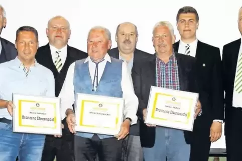 Der Präsident des SWFV, Hans-Dieter Drewitz (links), ehrte verdiente Mitglieder: André Sommer (bronzene Ehrennadel), Oliver Sams