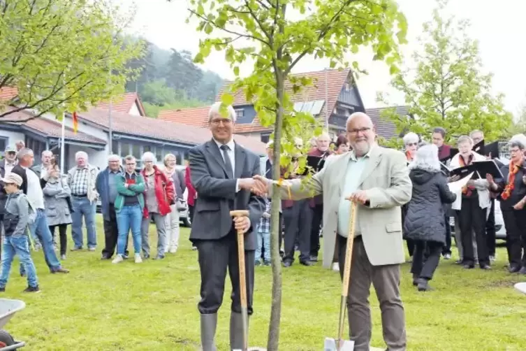 Die beiden Bürgermeister von Froeschwiller (links) und Busenberg pflanzen eine Friedenslinde.