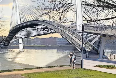 Blick vom Mannheimer zum Ludwigshafener Ufer: Entwurf einer Radbrücke von der rechts- auf die linksrheinische Rheinpromenade.