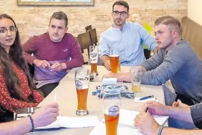 Die Runde mit Jungpolitikern und Redakteuren im Wörther Restaurant Amadeus (von rechts): Andreas Lapos, Rilana Kupper, Maurice K