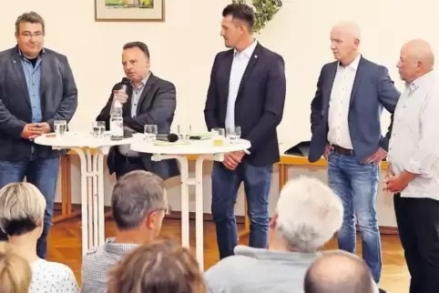 Stellen sich den Fragen von Tim Wiedemann (Mitte) – dem Geschäftsführer des Bunds der Selbstständigen – im voll besetzten Pfarrh