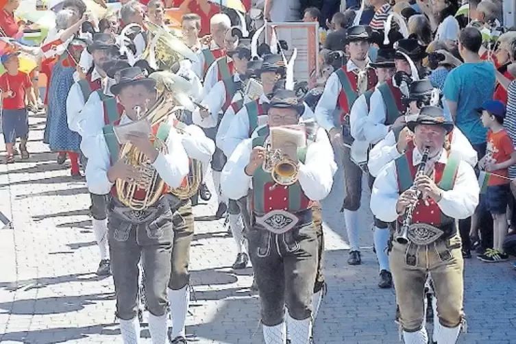 Der Umzug am Sonntag – hier die Musikgruppe aus Wangen in Südtirol – soll wieder der Höhepunkt der „Kerchemer Bierwoche“ werden.