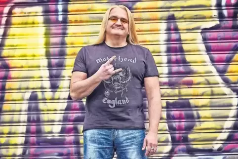 Der „Rocker vom Hocker“ tritt am Samstag in der Festhalle auf.