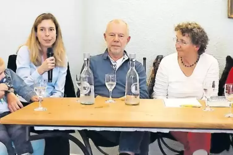 Schwelgen in Erinnerungen mit Ulrike Kirchner (vorne), Angela Hubach, Volker Gilcher, Helga Buß und Frédérique Lamur (von links)