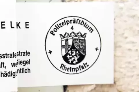 Mehrere Jahre dazwischen: oben die Richterbank im Prozess 2019, unten Siegel am Tatort 2012.