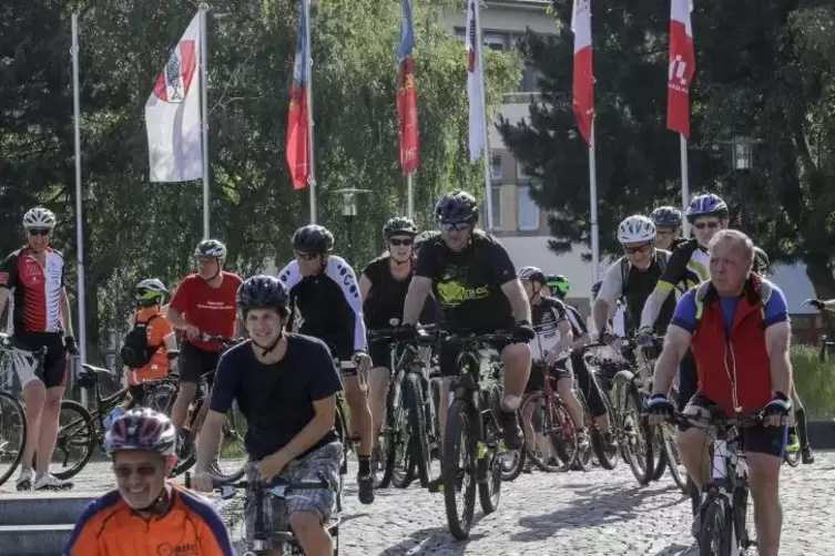Stadtradeln - hier der Start im vergangenen Jahr am Rathaus - ist eine beliebte Aktion unter Radfahrern und Radsportlern.  Foto: