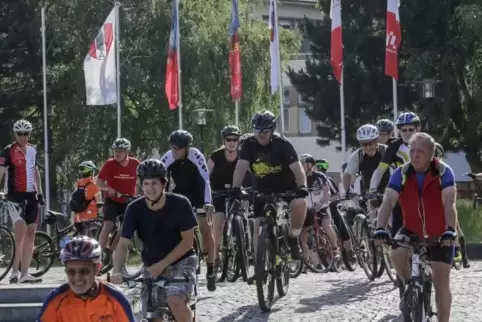 Stadtradeln - hier der Start im vergangenen Jahr am Rathaus - ist eine beliebte Aktion unter Radfahrern und Radsportlern.  Foto: