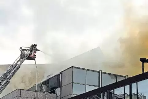 Löscharbeiten an der Rheingoldhalle.