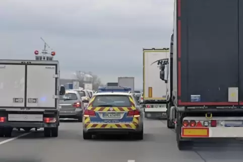 Eine vorbildliche Rettungsgasse sieht anders aus.  Fotos: Kunz