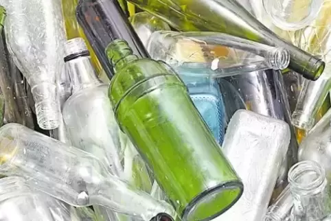 Jede Menge leere Flaschen: Um Recycling geht es im aktuellen Rätselmit den Palzki-Kids.