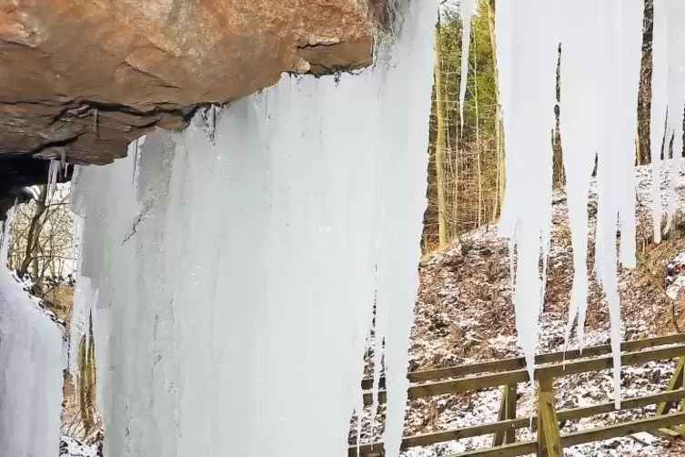 Im Winter bilden sich an den Überhängen der Guldenschlucht spektakuläre Eiszapfen. Um diese wieder zu sehen, ist Geduld geforder