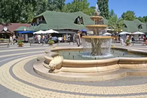 Ein schönes Fleckchen: Der St. Istvan Platz in Balatonlelle. Fotos: VG/frei