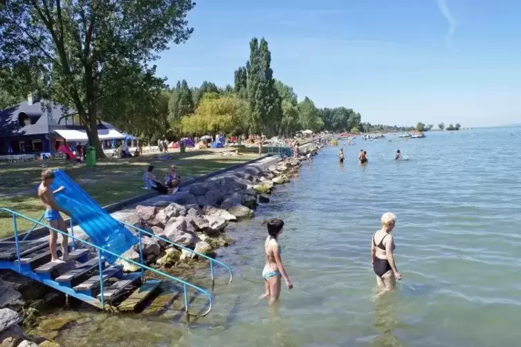 Der Plattensee l&auml;dt zum Baden ein.