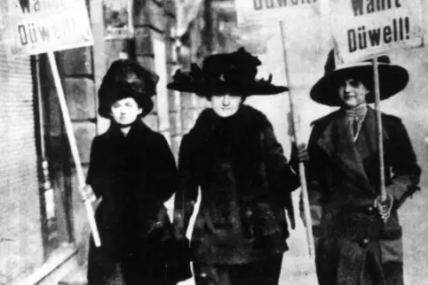Die Aufnahme aus dem Januar 1919 zeigt Unterstützerinnen der Unabhängigen Sozialdemokratischen Partei Deutschlands (USPD).  Foto