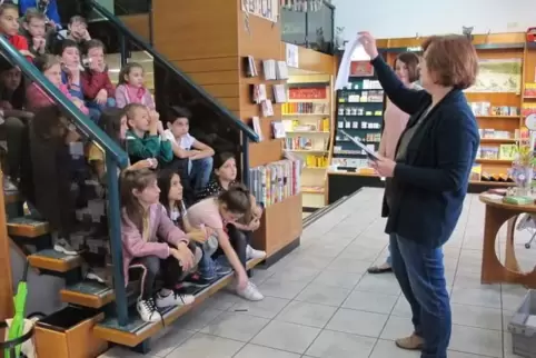 Die Schülerv stellten viele Fragen an Buchhändlerin Ulrike Busch.  Foto: naf