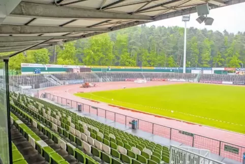 Nach Auskunft des Gutachters Roland Damm ist die Bausubstanz im Waldstadion „immer noch gut, aber nicht mehr zeitgemäß“.