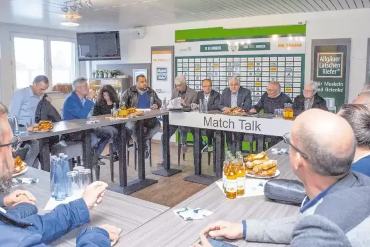 Krisengespr&auml;ch in den Stadion-Katakomben: FCH-Vorsitzender Herbert Eder (Mitte, dunkles Jackett) diskutiert mit Kommunalpolitike