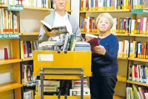 Michael Adam und Gabriele Seufert kümmern sich im Städtischen Krankenhaus um die Buchausleihe.