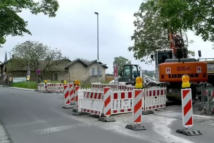 Wegen Leitungsarbeiten für das neue Baugebiet ist die Zufahrt von der Neumayer- in die Morschheimer Straße gesperrt.  Foto: Step
