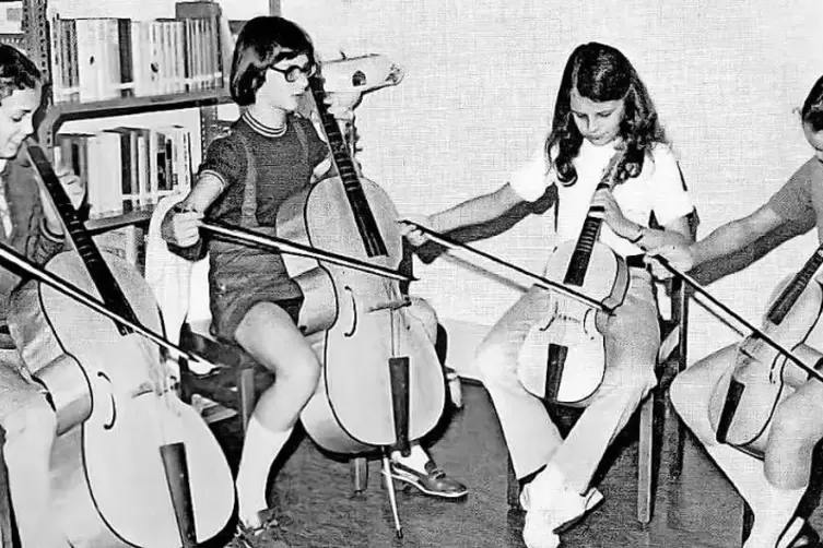 Musikalische Bildung für alle – das war das Ziel der Schulgründung vor 50 Jahren. Hier ein Gambenquartett beim Proben.