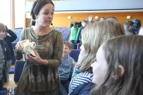 Rahel Wölfle schlüpfte in die Rolle von Fräulein Brehm, die den Schülern den Wolf näherbrachte und unter anderem ein Schädelrepl