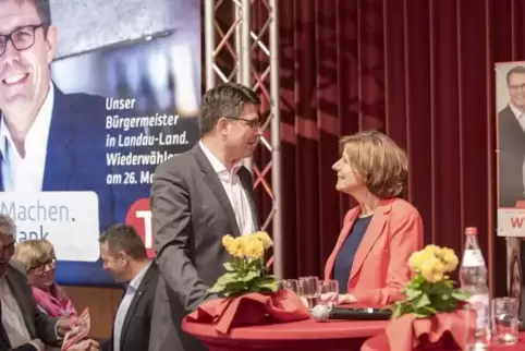 Malu Dreyer im Gespräch mit Verbandsbürgermeister-Kandidat Torsten Blank.  Foto: Iversen