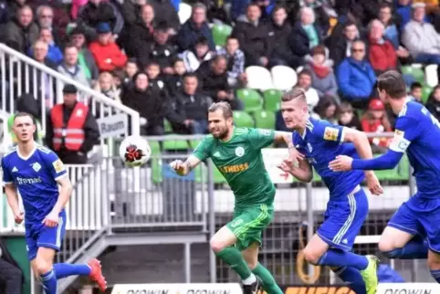 Im letzten Liga-Heimspiel der Saison besiegte der FC Homburg – hier Mittelstürmer Patrick Dulleck (grünes Trikot) – am 11. Mai i